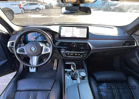 2021 BMW M550Xi z USA, uszkodzony, nr VIN WBA13BK00MCG26690